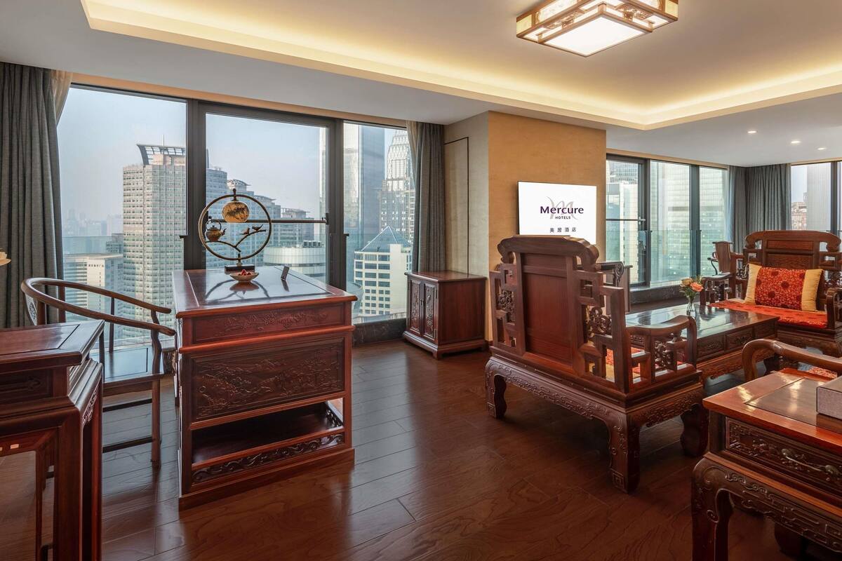 Phòng Suite Deluxe, 1 giường cỡ king, quang cảnh thành phố | Bộ đồ giường cao cấp, chăn bông, két bảo mật tại phòng, bàn