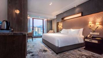 Kamar Superior, 1 Tempat Tidur King, pemandangan kota | Seprai premium, selimut bulu angsa, brankas, dan meja kerja