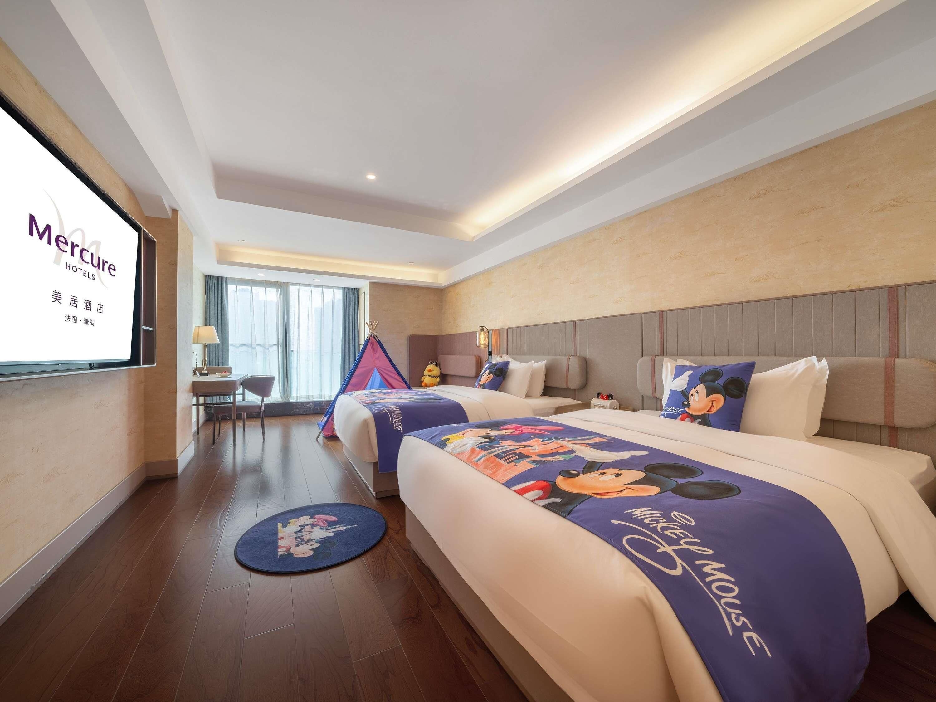 Family Room, 2 Single Beds, City View