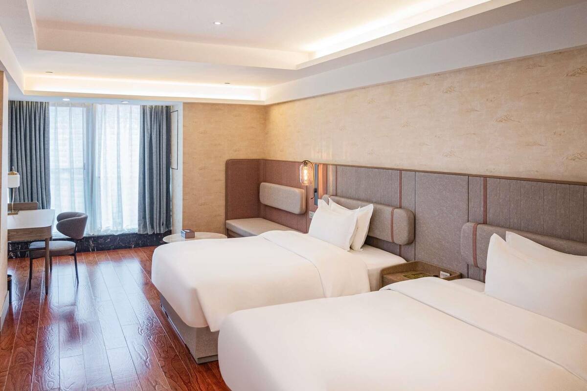 Chambre Deluxe, 2 grands lits | Literie de qualité, couette en duvet, coffre-fort, bureau