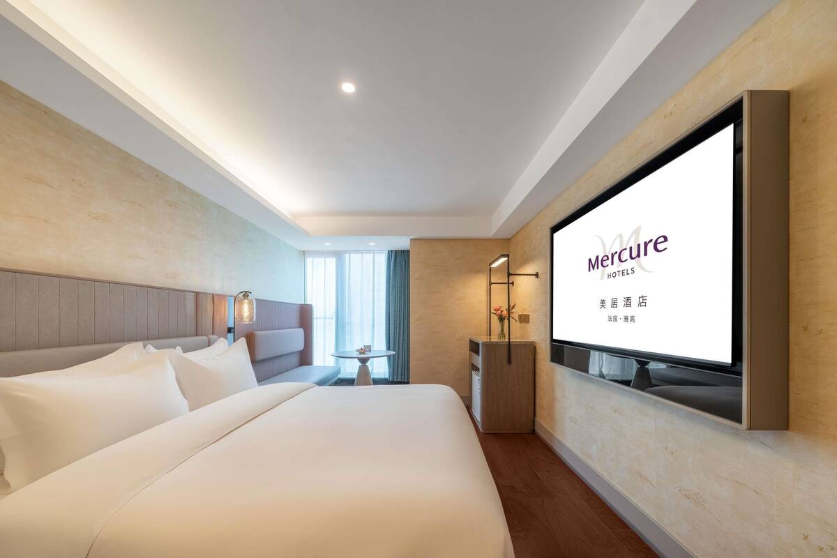 Superior Room, 1 King Bed, City View | Premium bedding, down comforters, in-room safe, desk