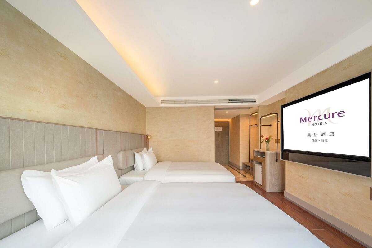 Bộ đồ giường cao cấp, chăn bông, két bảo mật tại phòng, bàn