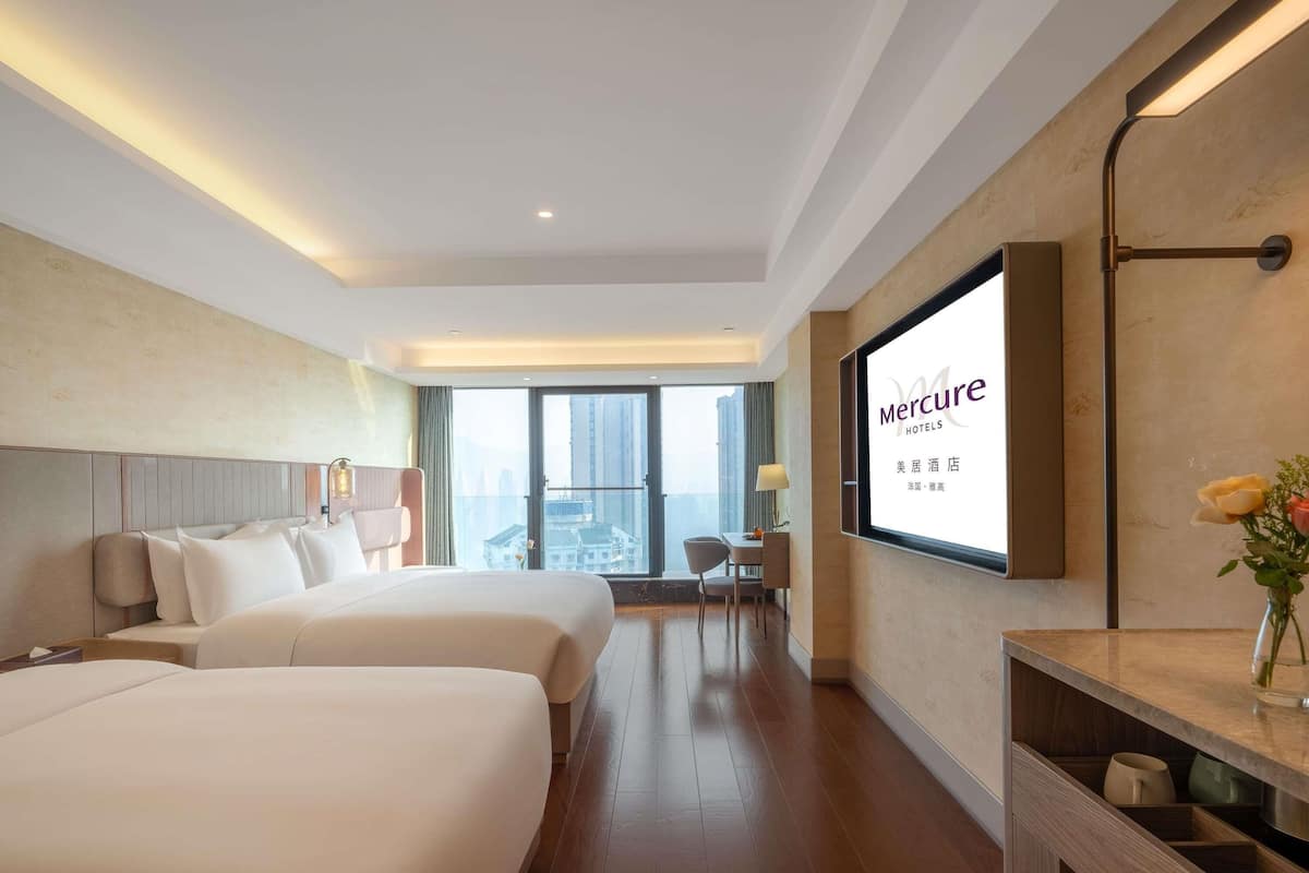 Phòng Cao cấp, nhiều giường, quang cảnh thành phố | Bộ đồ giường cao cấp, chăn bông, két bảo mật tại phòng, bàn