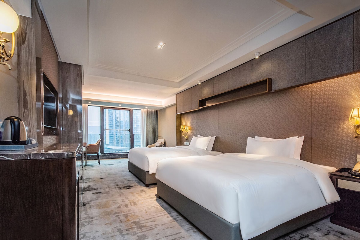 Premium bedding, down comforters, in-room safe, desk