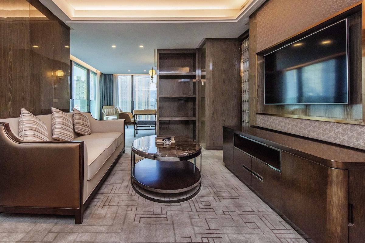 Deluxe Suite, 1 King Bed | 1 bedroom, premium bedding, down duvets, in-room safe