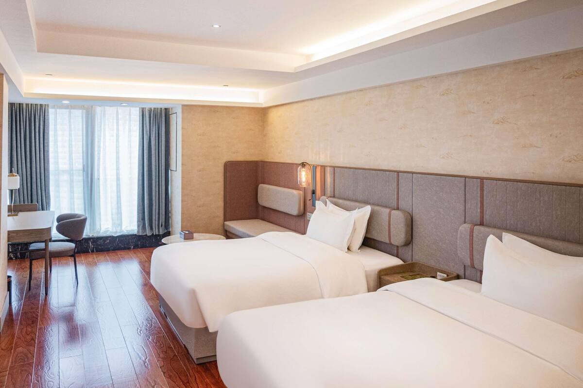 Phòng Deluxe, 2 giường cỡ queen | Bộ đồ giường cao cấp, chăn bông, két bảo mật tại phòng, bàn