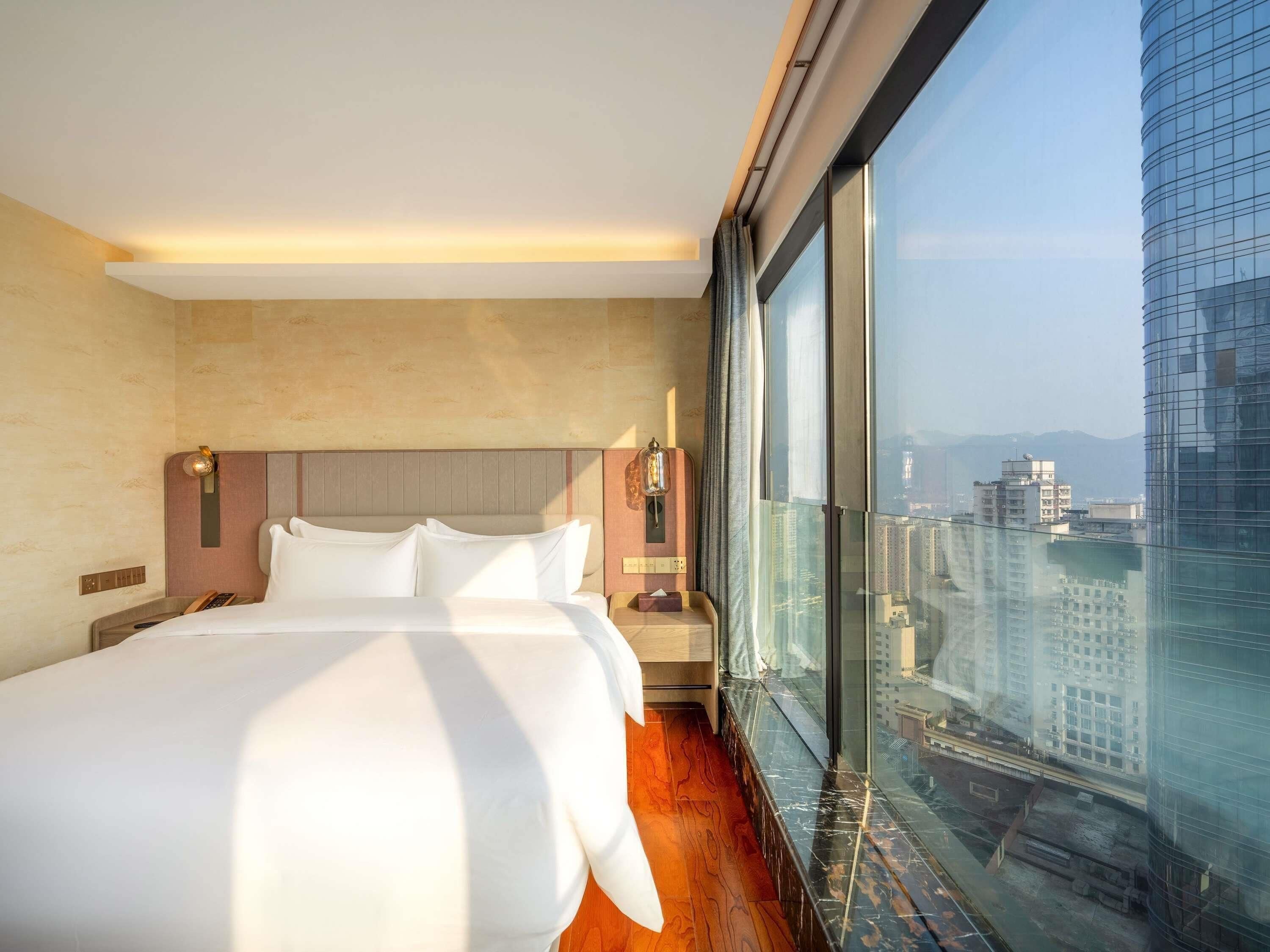 Deluxe Room, 1 King Bed, City View