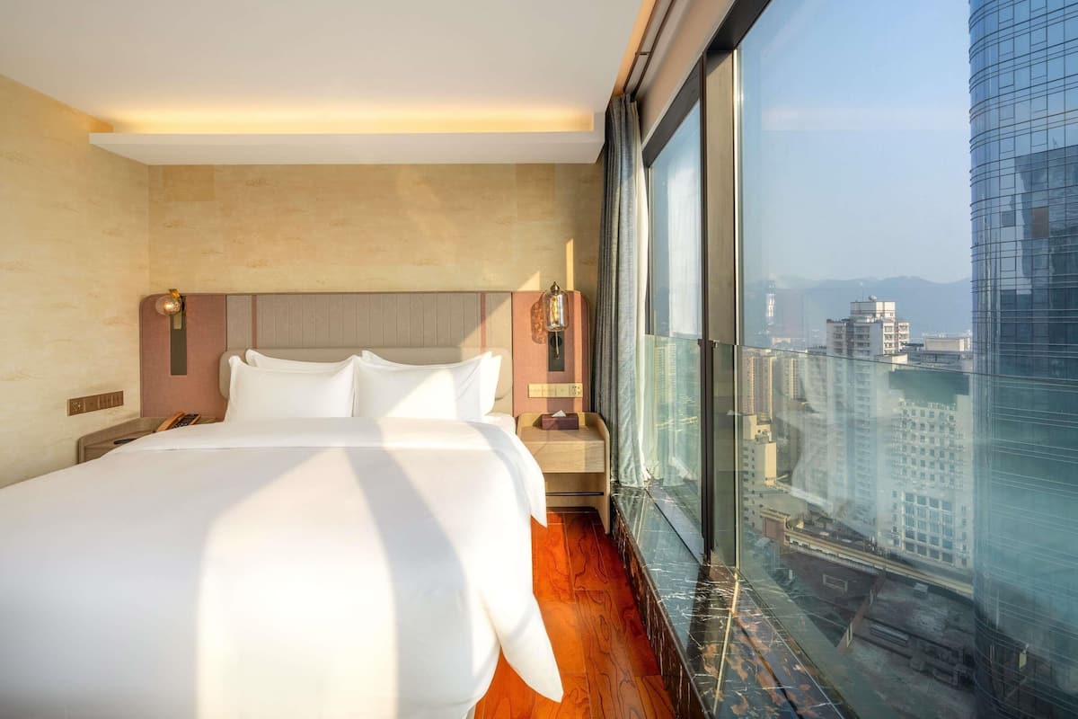 Phòng Deluxe, 1 giường cỡ king, quang cảnh thành phố | Bộ đồ giường cao cấp, chăn bông, két bảo mật tại phòng, bàn