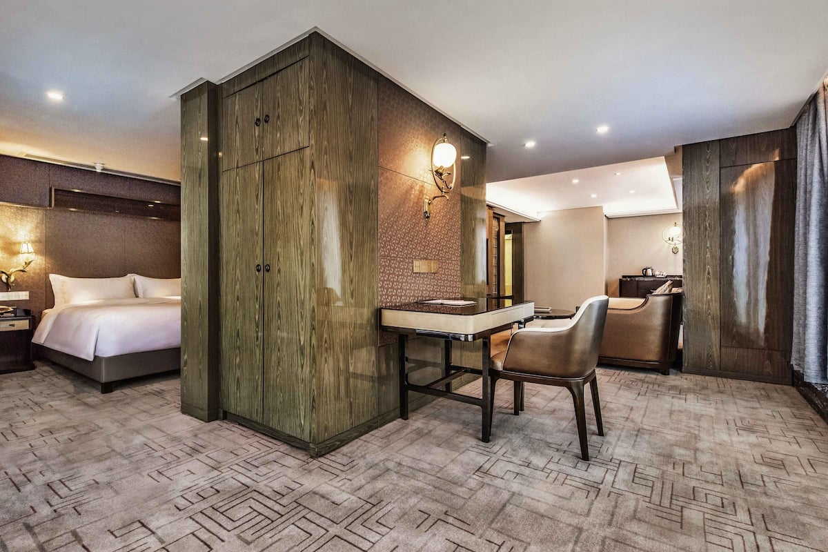 Phòng Suite Deluxe, 1 giường cỡ king | 1 phòng ngủ, bộ đồ giường cao cấp, chăn bông, két bảo mật tại phòng