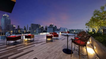 2 bares, bar junto a la piscina