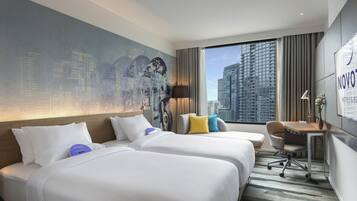 Deluxe-huone, 2 yhden hengen sänkyä | Minibaari, tallelokero huoneessa, työpöytä, pimennysverhot