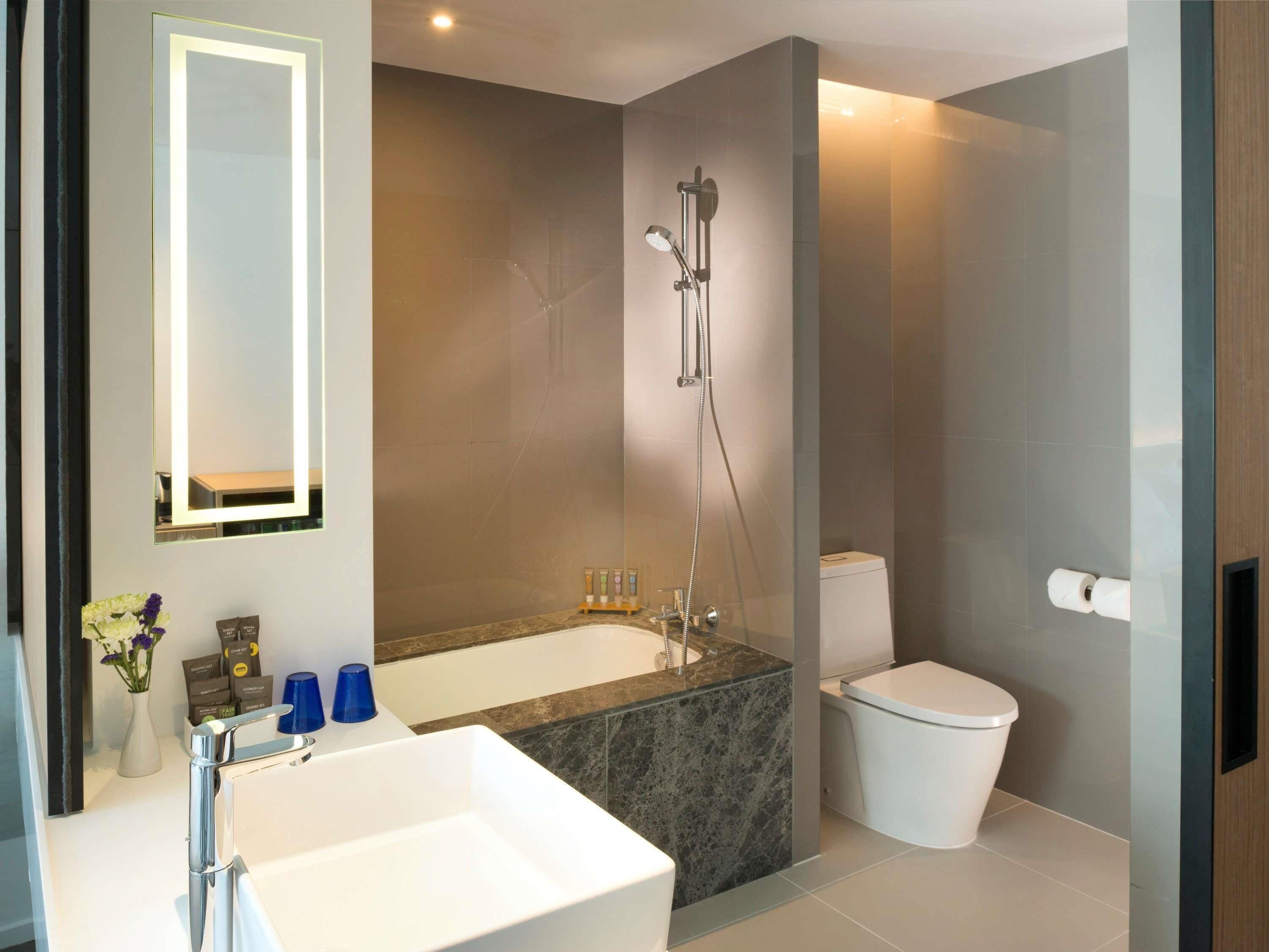 deluxe room, 1 king bed, bathtub (grand) | minibar, in-room safe, desk, blackout curtains