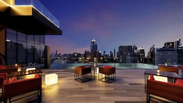 2 bars/lounges, poolside bar