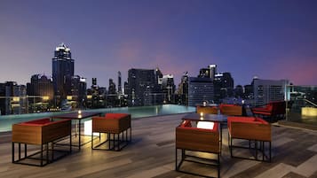 2 bars/lounges, poolside bar