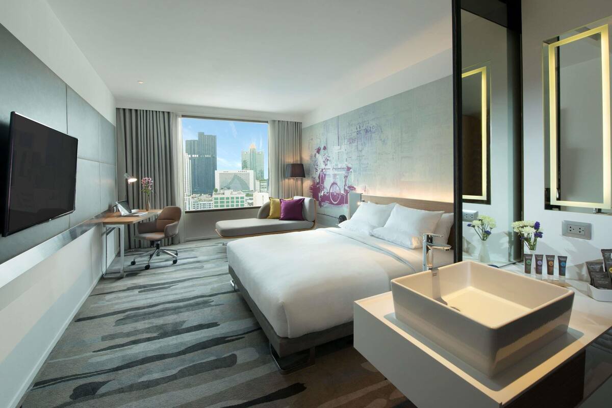 Deluxe kamer, 1 kingsize bed (Grand) | Een minibar, een kluis op de kamer, een bureau, verduisterende gordijnen
