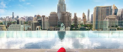 Ein Pool auf dem Dach mit einer Skyline im Hintergrund.