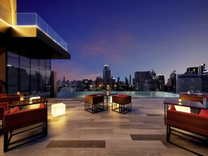 2 bars/lounges, poolside bar