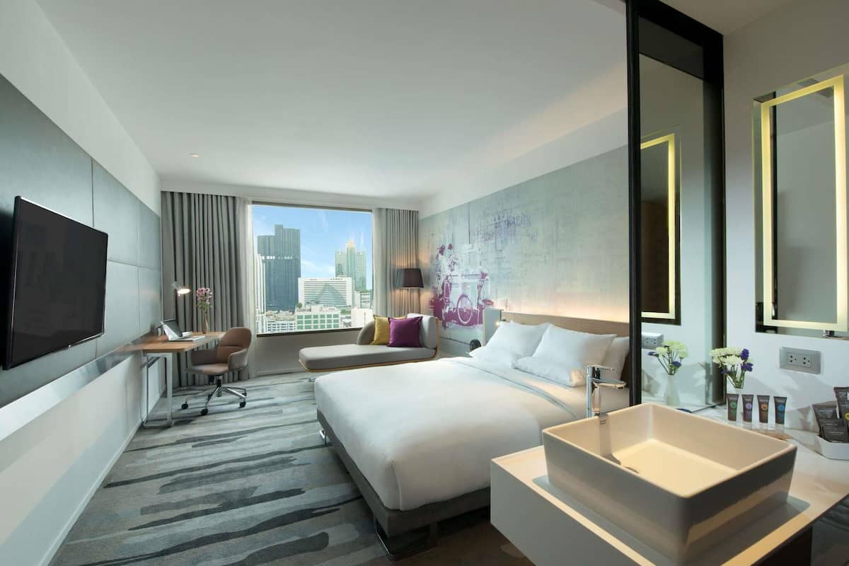 Deluxe Room, 1 King Bed (Grand) | Minibar, in-room safe, desk, blackout drapes