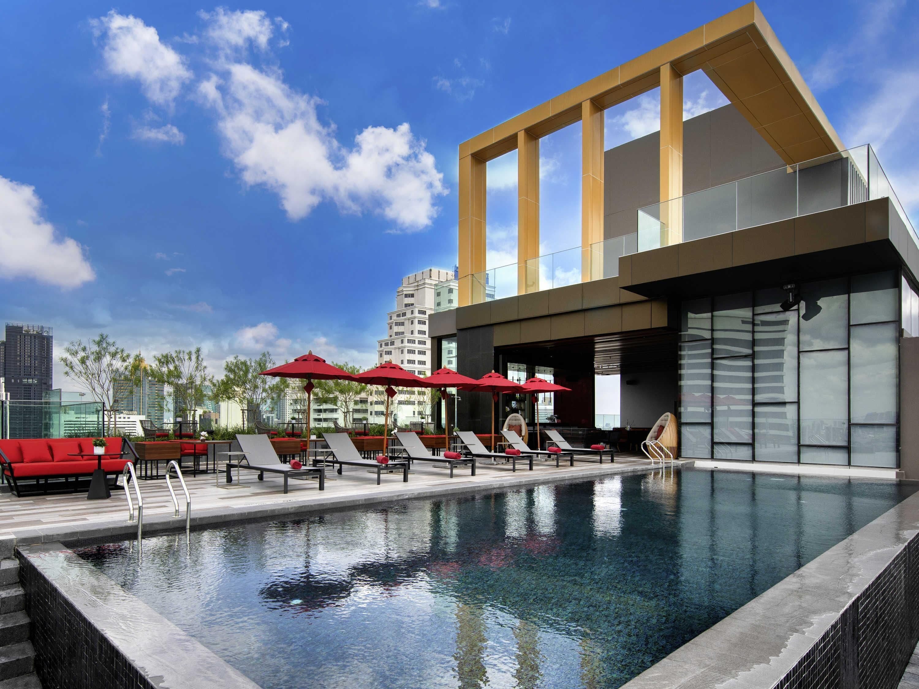 Außenpool, Sonnenschirme, Liegestühle