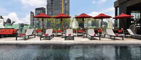 Kolam renang terbuka, payung kolam, kerusi lepak pantai