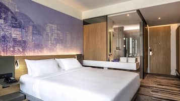 Deluxe Room, 1 Katil Raja (King) (Grand) | Bar mini, peti besi dalam bilik, meja, langsir/tirai gelap terus