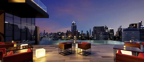 2 bars/lounges, poolside bar