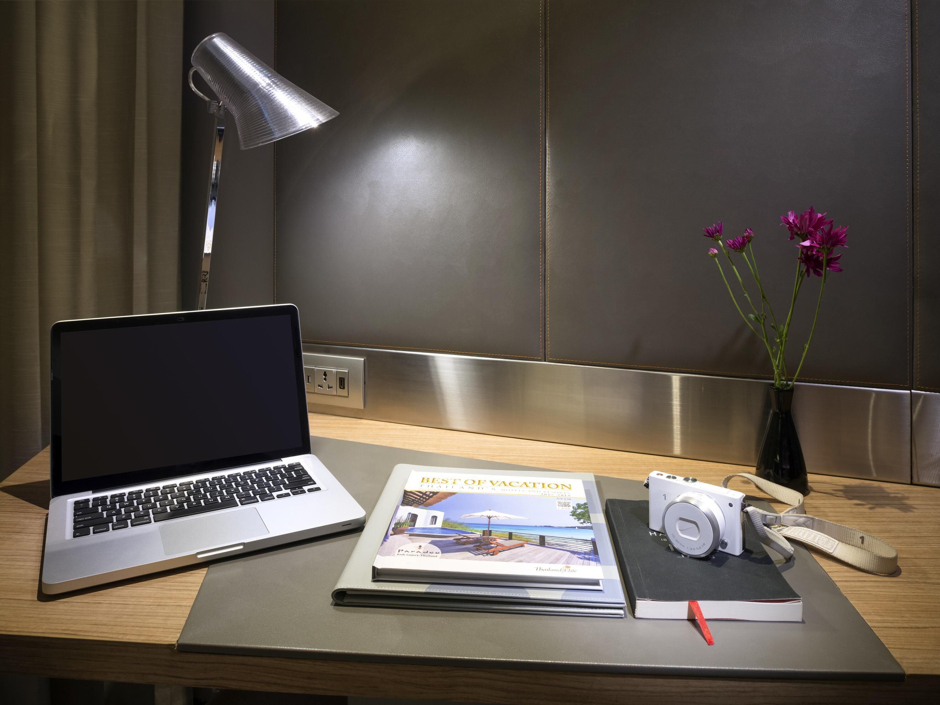 Minibar, caja de seguridad en la habitación y escritorio 