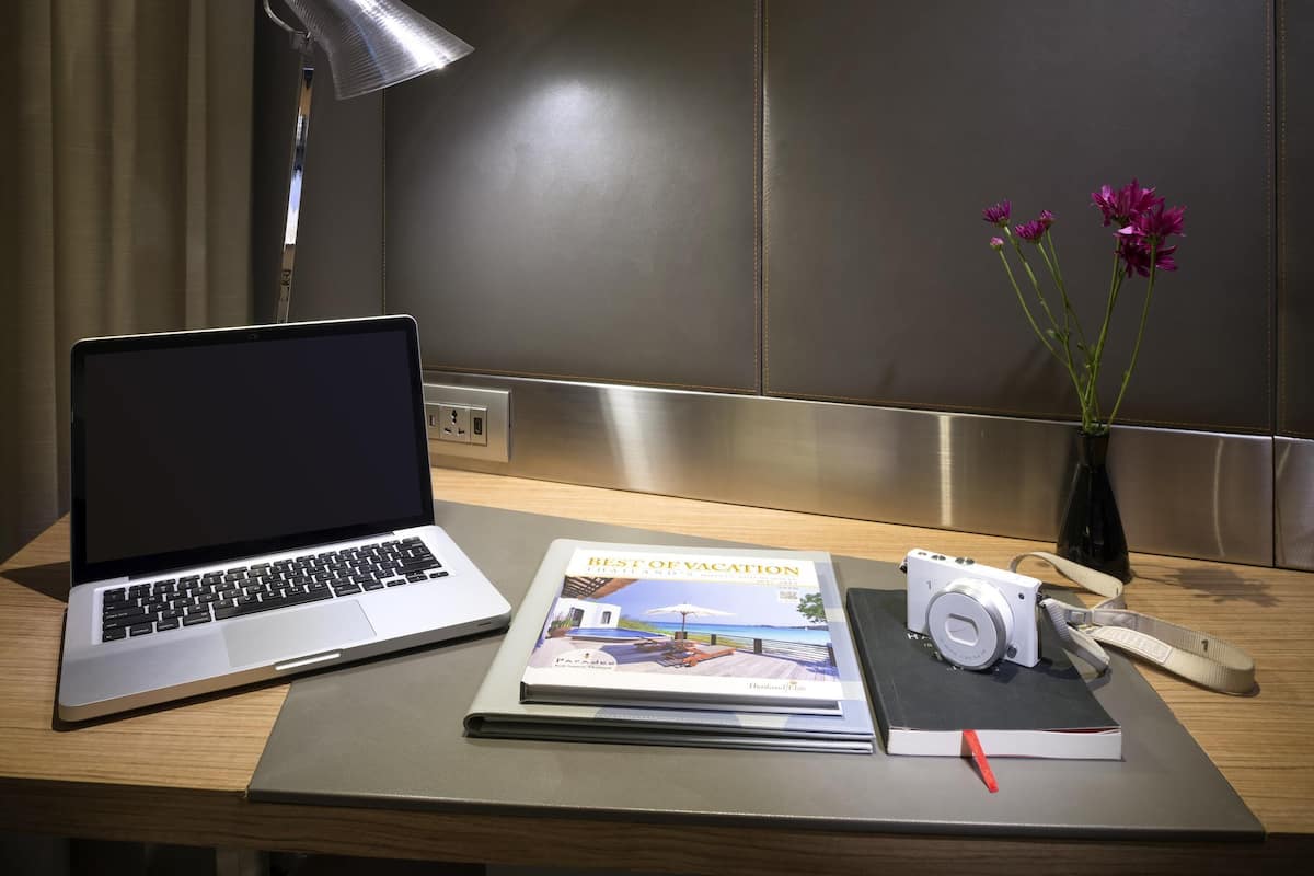 Minibar, caja de seguridad en la habitación y escritorio
