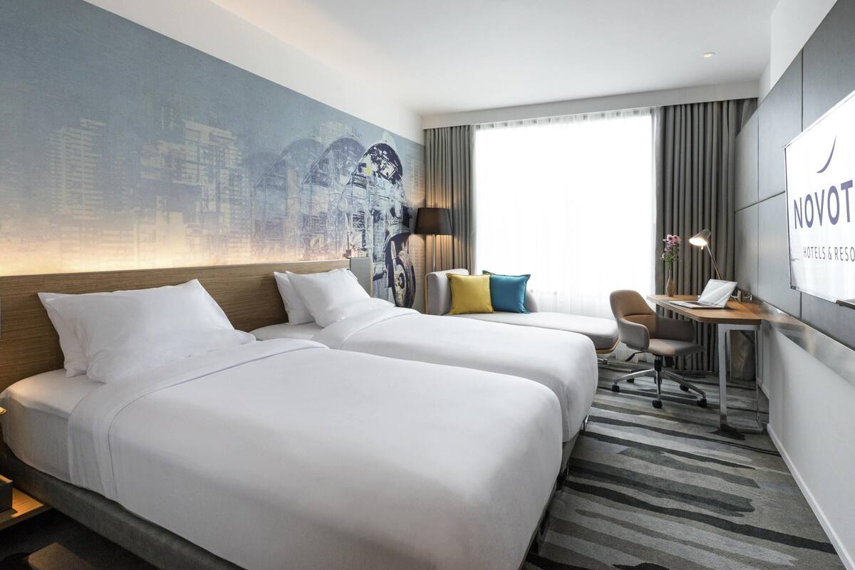 Deluxe kamer, 2 eenpersoonsbedden | Een minibar, een kluis op de kamer, een bureau, verduisterende gordijnen