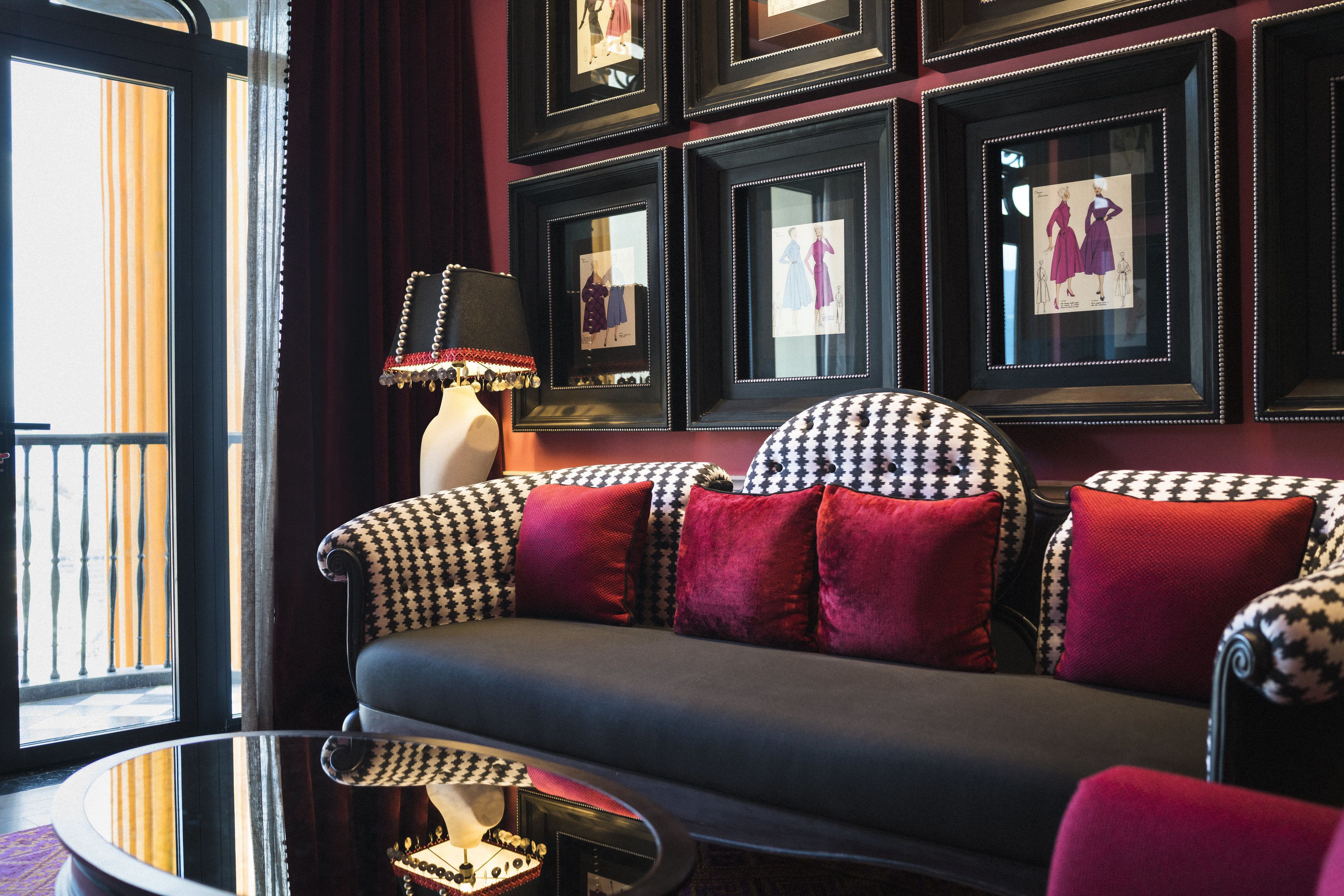 executive suite, 1 king bed | living room | 43-inch led tv with satellite channels, tv