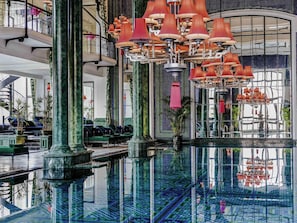 Una piscina techada, sillones reclinables de piscina
