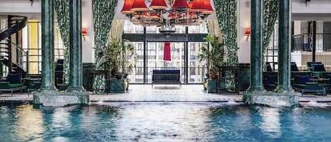 Una piscina techada, sillones reclinables de piscina