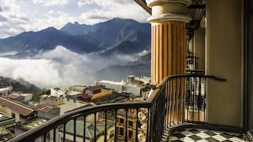 Suite Deluks, 1 Tempat Tidur King | Seprai premium, selimut bulu angsa, minibar, dan brankas