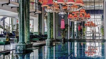 Piscine couverte, accÚs possible de 06 h 00 à 21 h 00, chaises longues