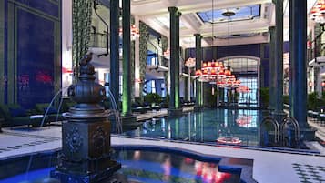 Hồ bơi trong nhà, mở cửa từ 6:00 đến 21:00, ghế dài tắm nắng