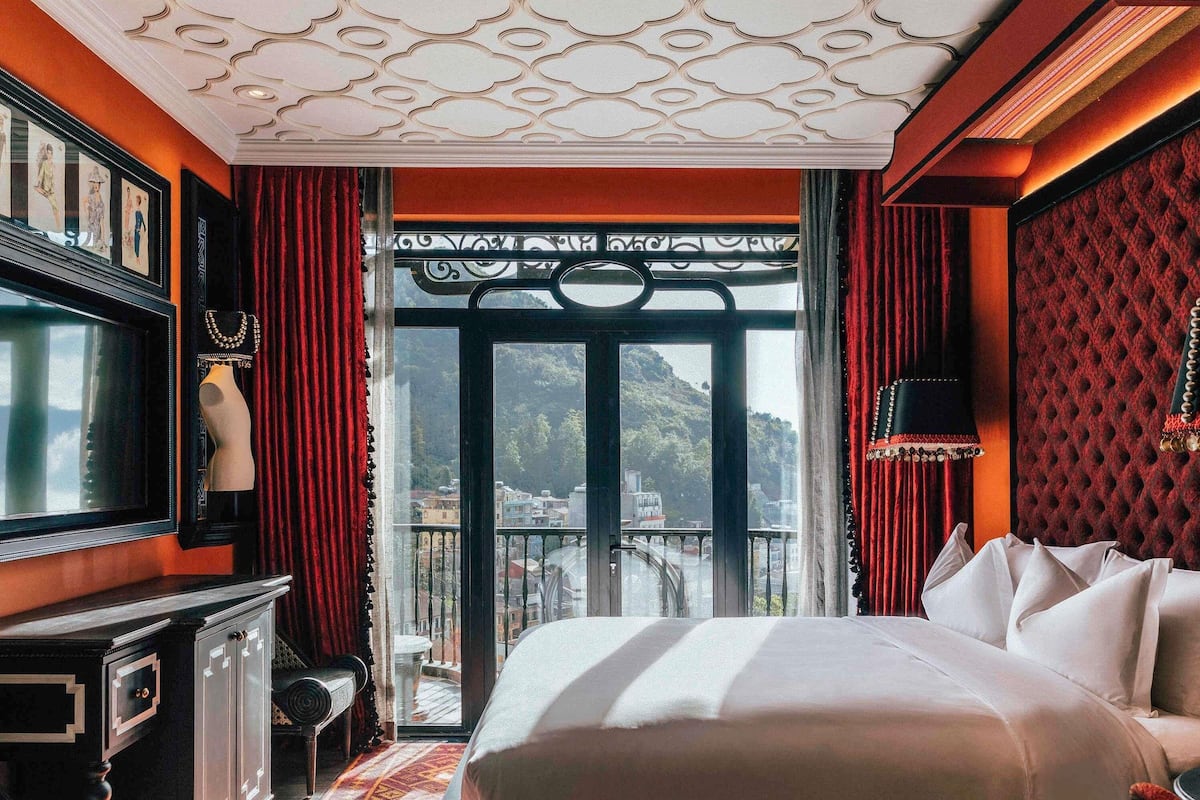 Deluxe Suite, 1 King Bed | Premium bedding, minibar, in-room safe, blackout drapes
