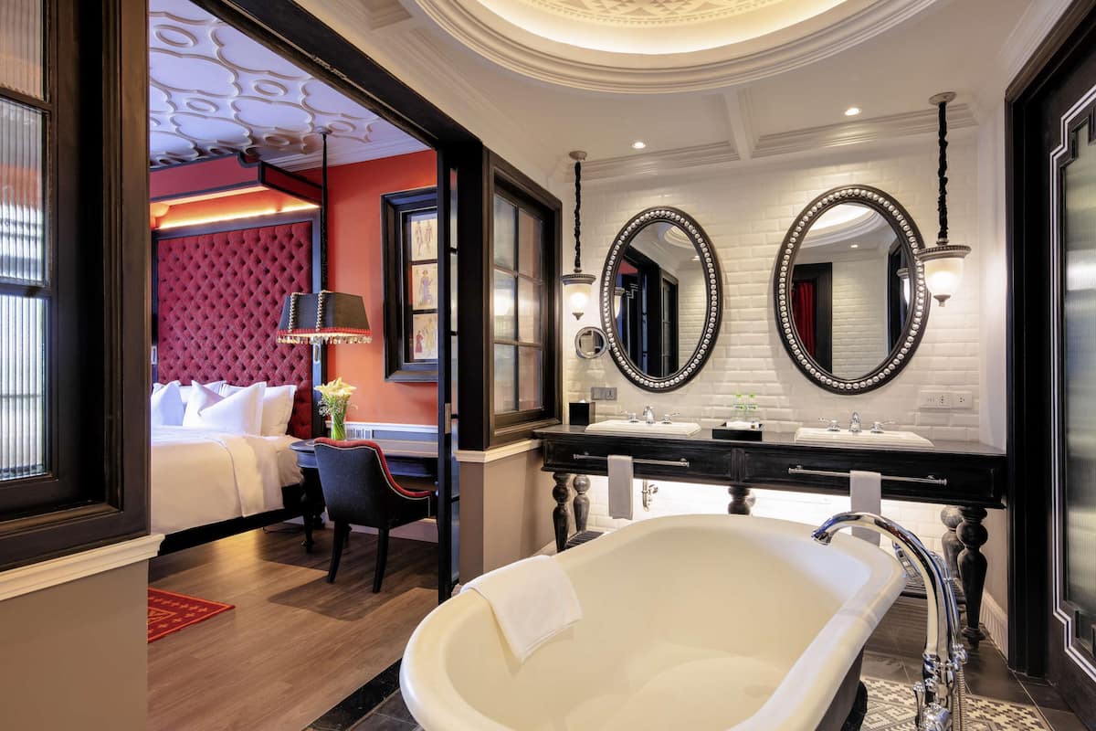 Suite Deluxe, 1 cama King size | Baño | Amenidades de baño ecológicas, secadora de cabello, batas, pantuflas