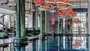 Innendørsbasseng og solsenger