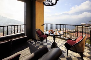 行政套房, 1 张特大床 | 高档床上用品、羽绒被、迷你吧、客房内保险箱