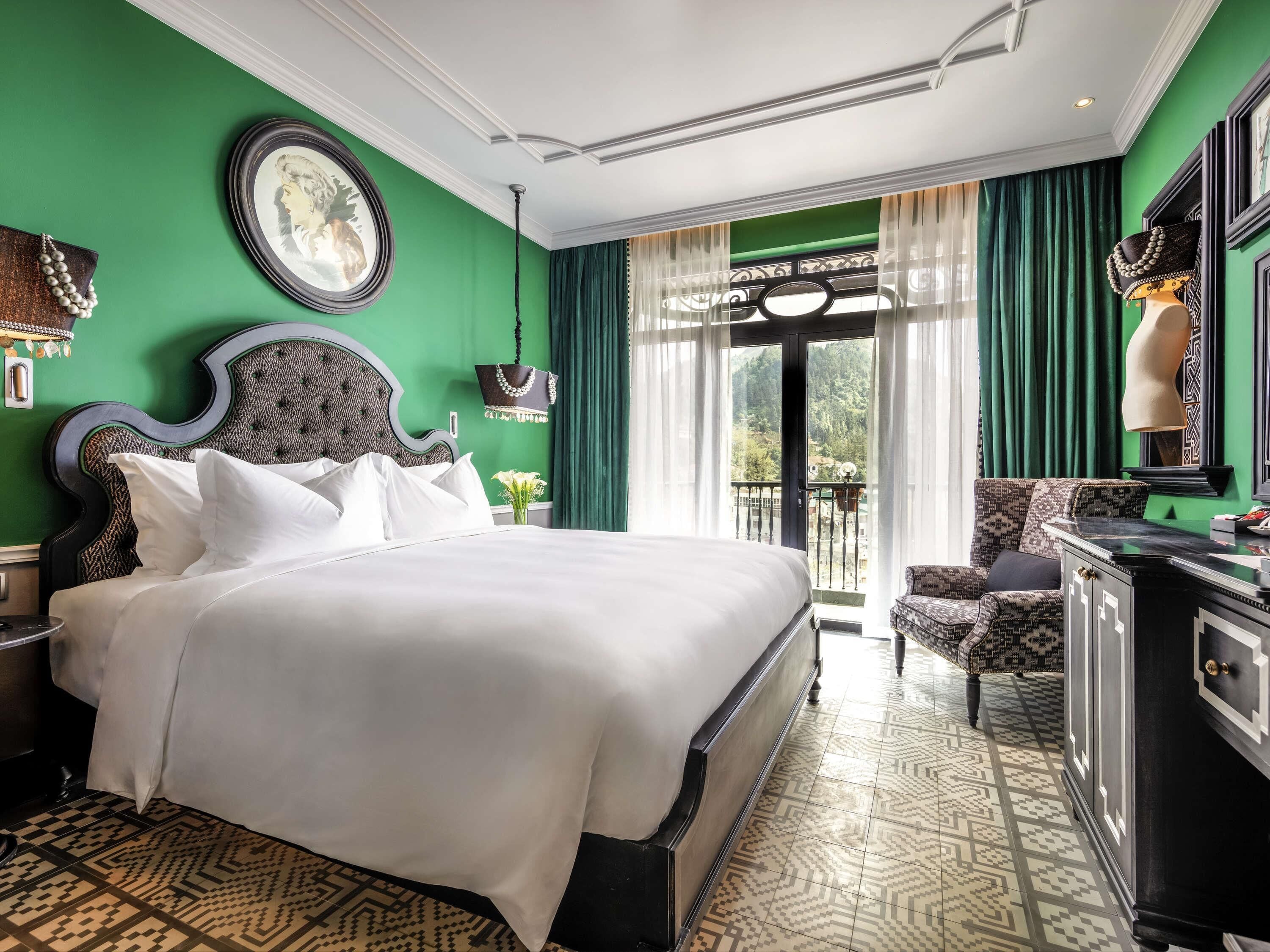 Deluxe kamer, 1 kingsize bed | Luxe beddengoed, donsdekens, een minibar, een kluis op de kamer