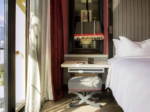 Executive-suite - 1 kingsize-seng | Premium-sengetøj, minibar, pengeskab på værelset, mørklægningsgardiner