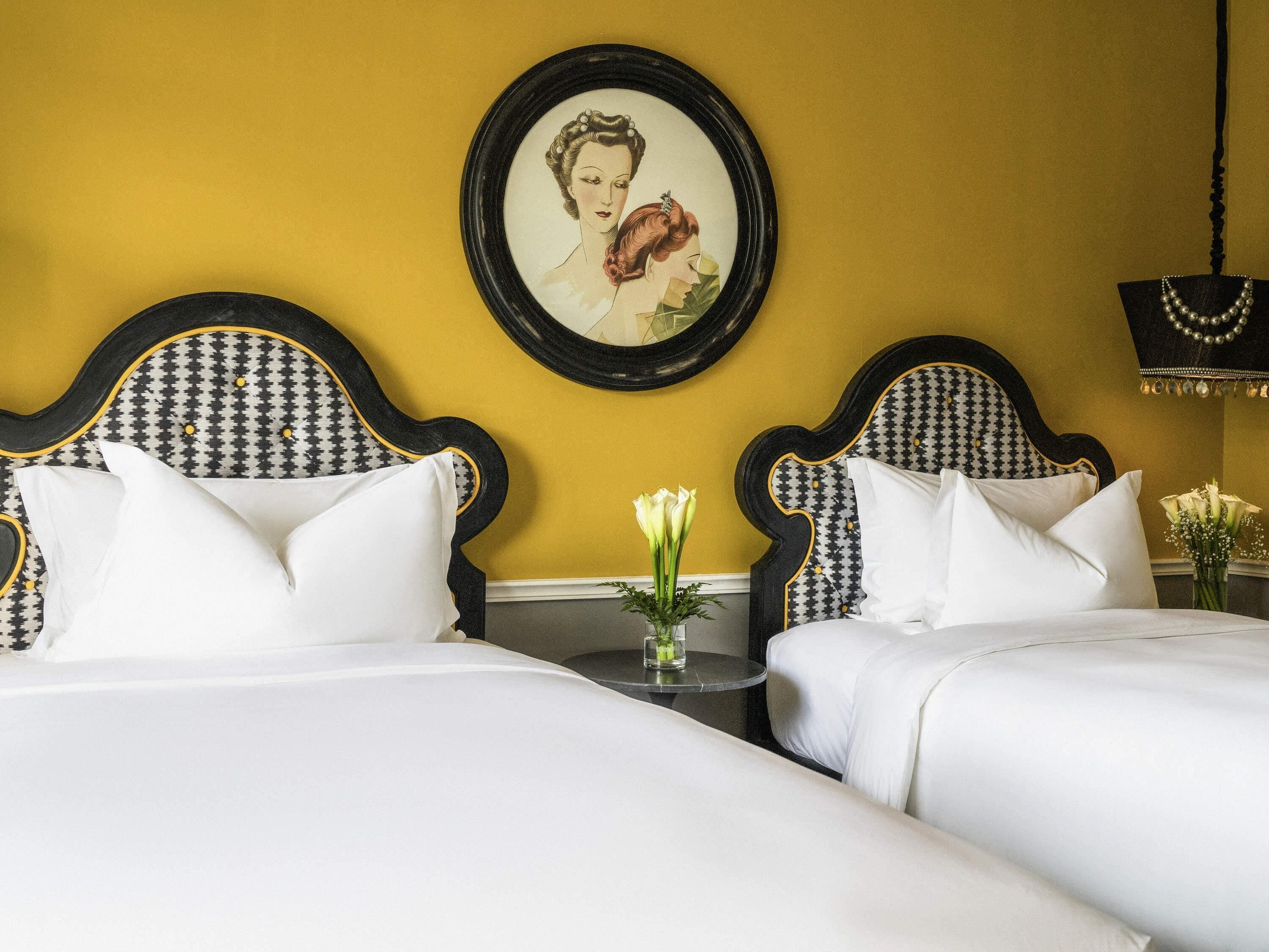 Sengetøy av topp kvalitet, dundyner, minibar og safe på rommet