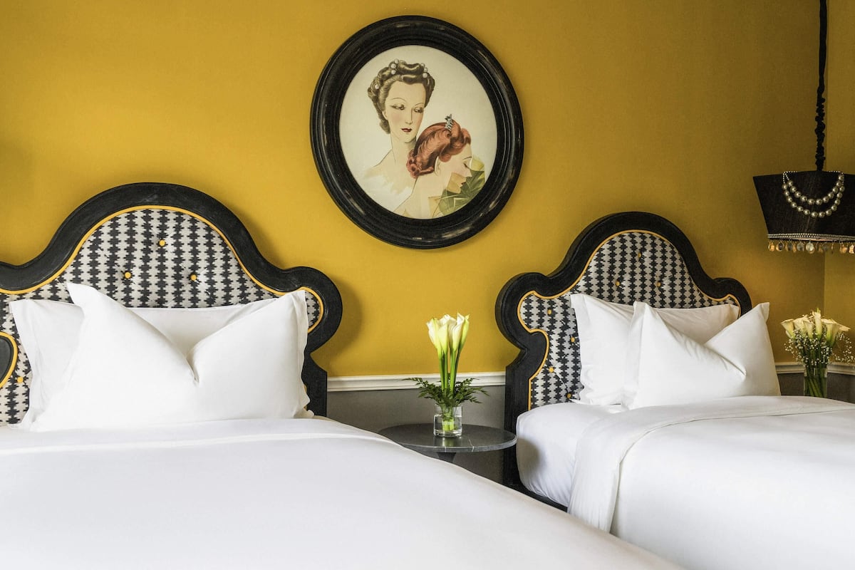 Sengetøy av topp kvalitet, dundyner, minibar og safe på rommet