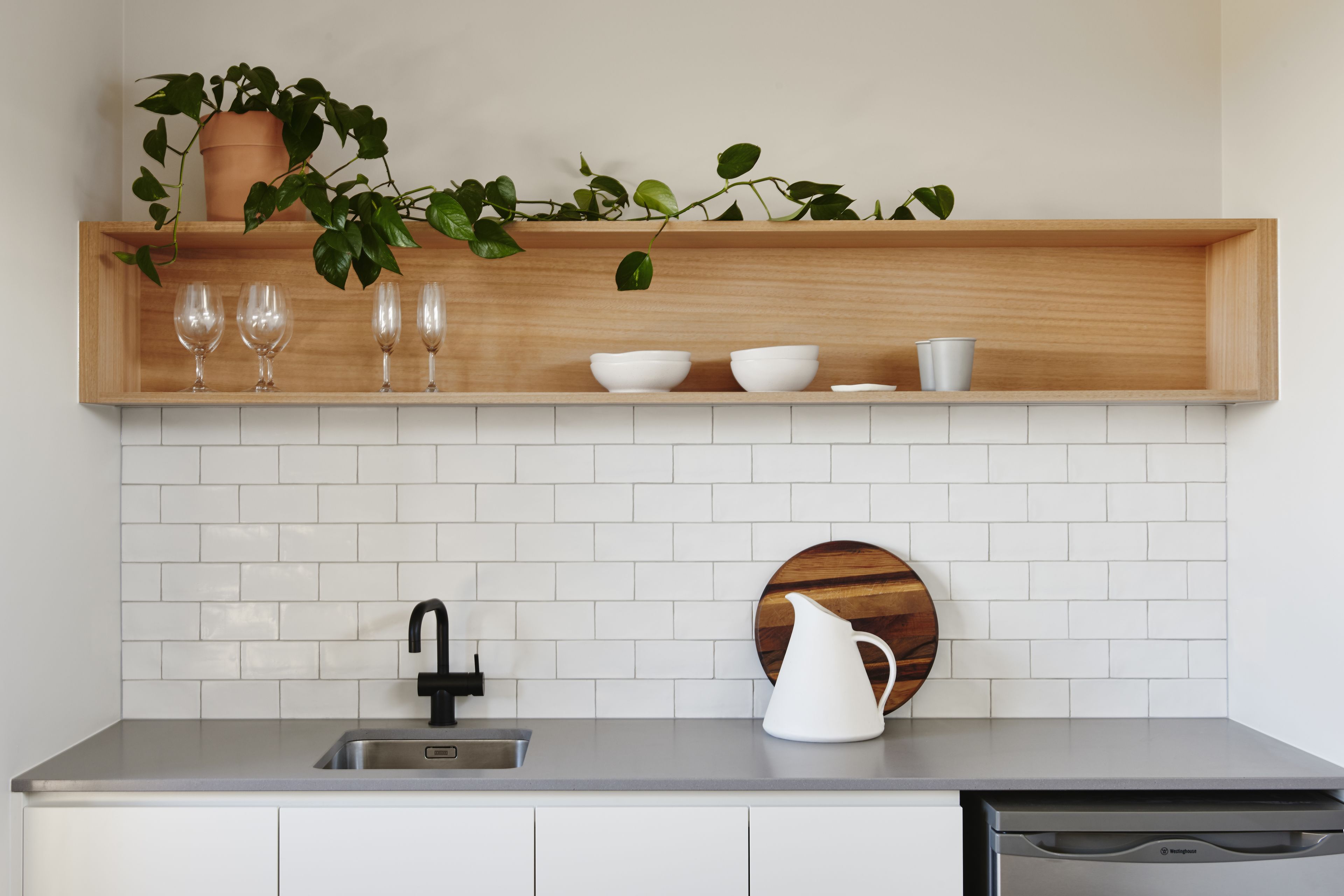 Kühlschrank, Mikrowelle, Wasserkocher mit Kaffee-/Teezubehör