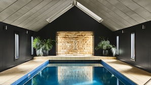 Indoor pool, outdoor pool, open open 24 hours a day, pool umbrellas - Lon Retreat (Point Lonsdale)