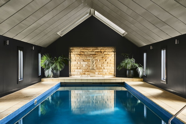 Indoor pool, outdoor pool, open open 24 hours a day, pool umbrellas - Lon Retreat (Point Lonsdale)