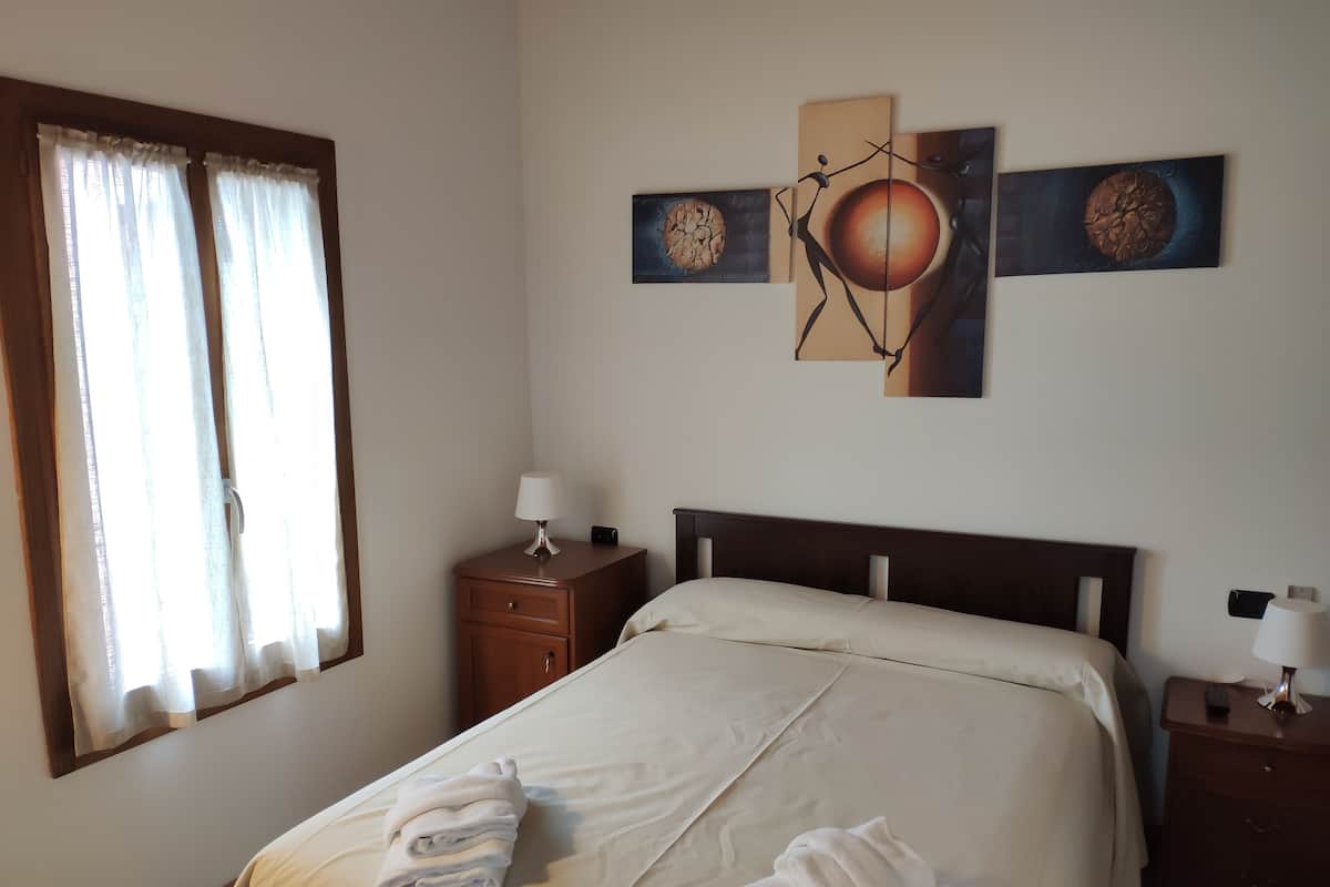 Habitación estándar con 1 cama matrimonial o 2 individuales, baño privado | Ropa de cama hipoalergénica, edredón, minibar y insonorización