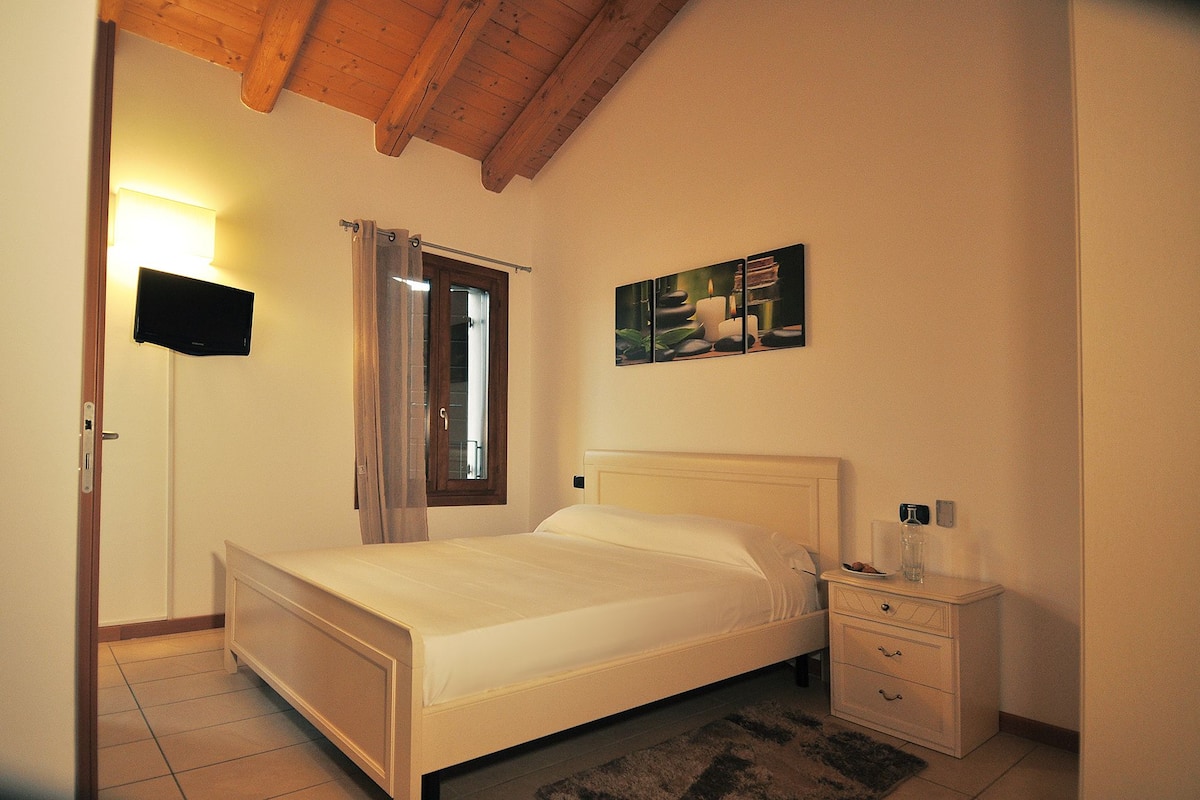Ropa de cama hipoalergénica, edredón, minibar y insonorización