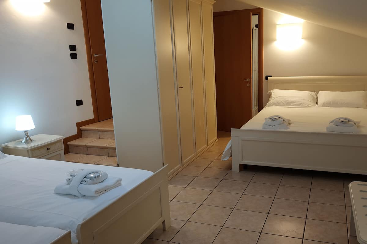 Habitación cuádruple, baño privado | Ropa de cama hipoalergénica, edredón, minibar y insonorización