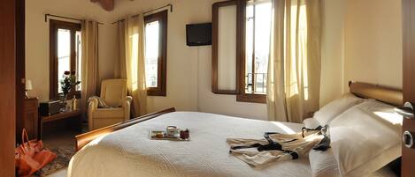 Superior Double Room, Private Bathroom | Hypo-allergenic bedding, down comforters, minibar, soundproofing